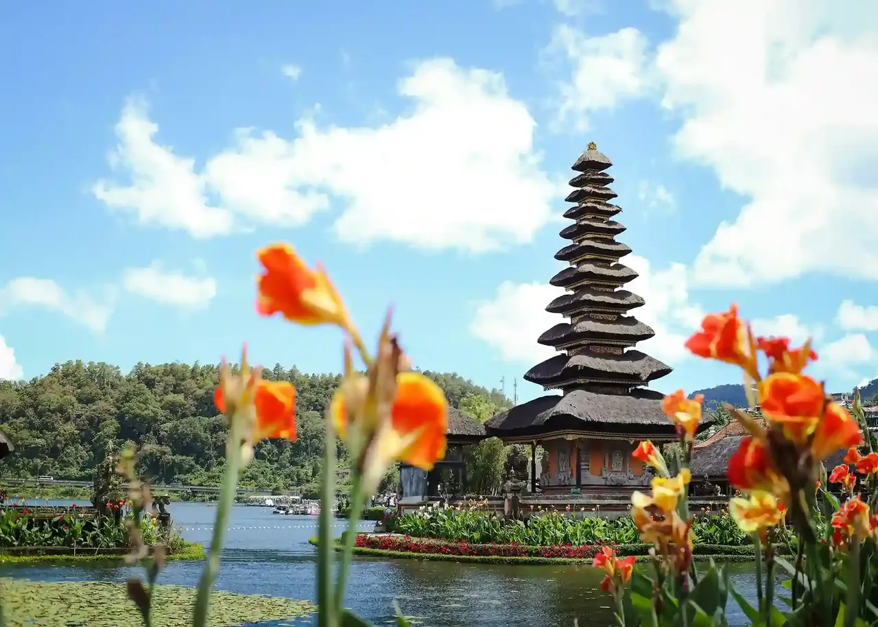 Pura Ulun Danu Beratan di tepi danau