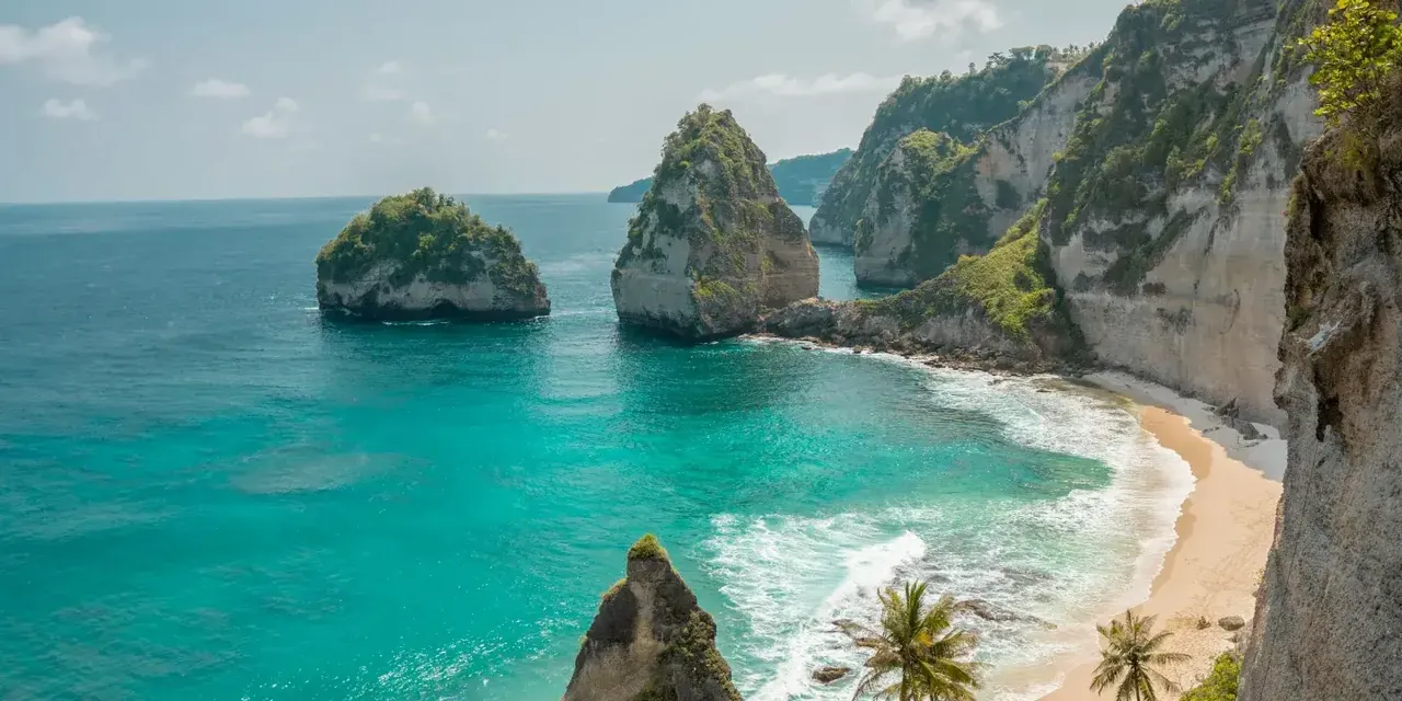 Pantai berpasir putih di Nusa Penida