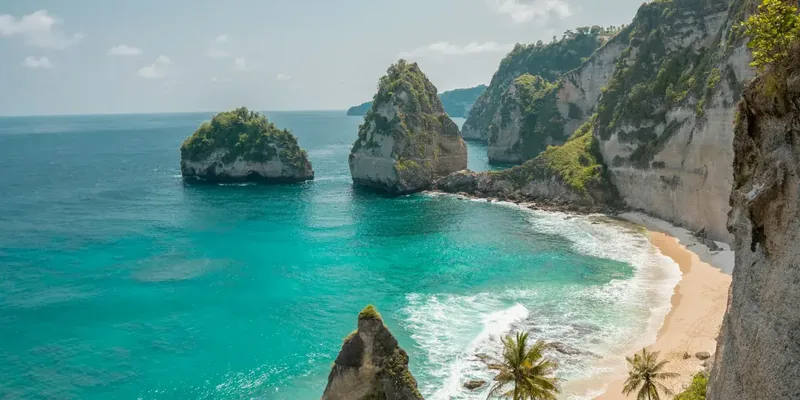 Pantai berpasir putih di Nusa Penida