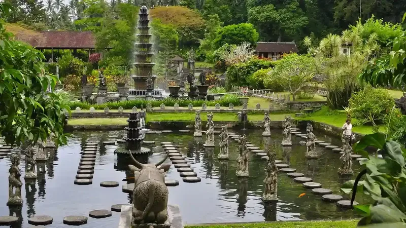 Kolam batu loncatan di Tirta Gangga