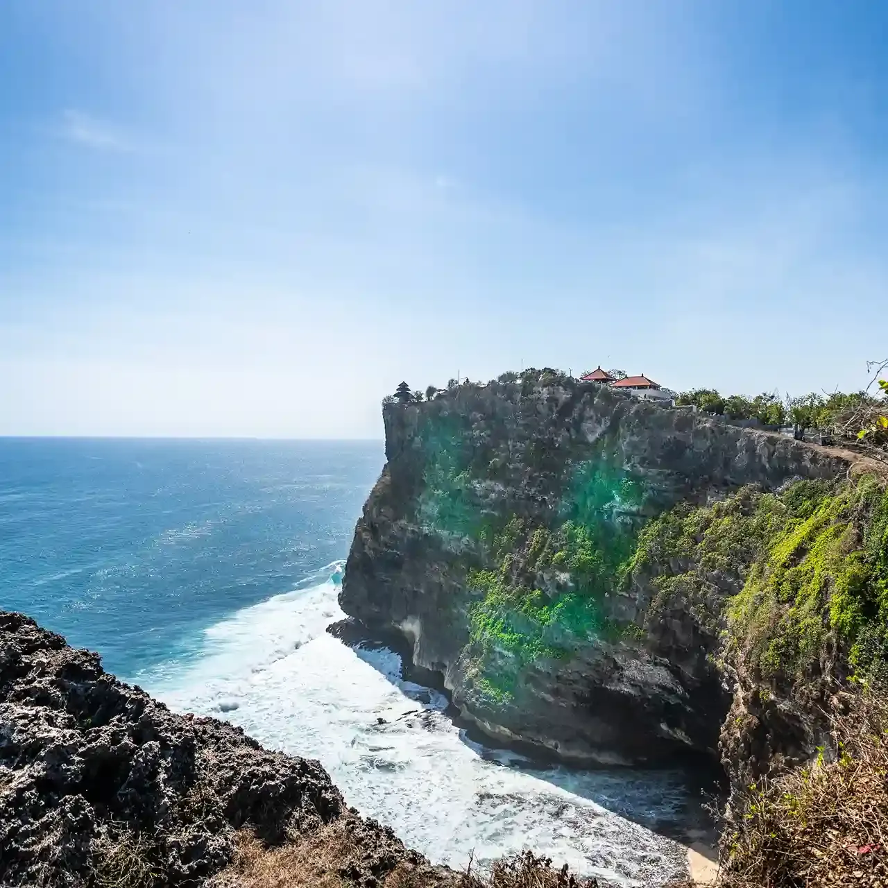 Tebing Uluwatu menghadap Samudra Hindia