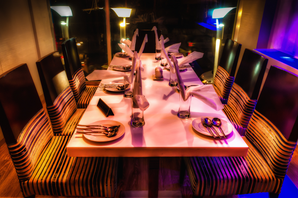 Meja fine dining dengan penataan elegan
