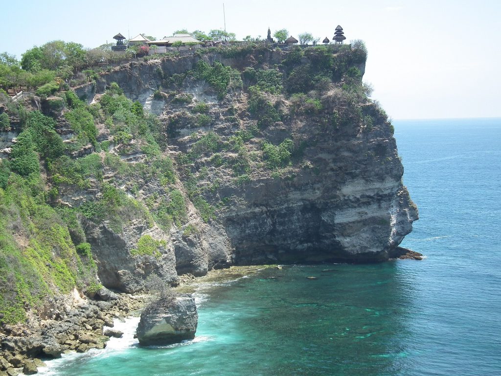 Pura Luhur Uluwatu di tebing selatan Bali
